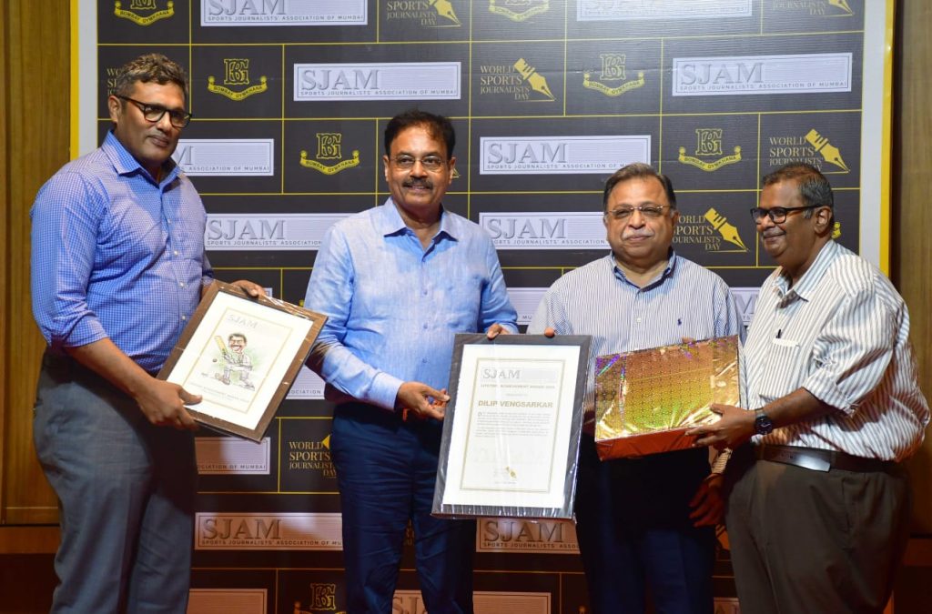 Dilip Vengsarkar receiving the SJAM Lifetime Achievement Award from Adille Sumariwalla, Abey Kuruvilla and Clayton Murzello.