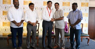 Former India cricket captain and chief selector, K. Srikkanth (2nd from right) congratulates Viswanathan Anand after presenting the SJFI Gold Medal at a glittering function in Chennai. Others in the picture are (from left) SJFI Secretary V. Ramesh, President Saraju Chakraborty and former hockey Olympian V. Baskaran (right). (Picture: SJFI)