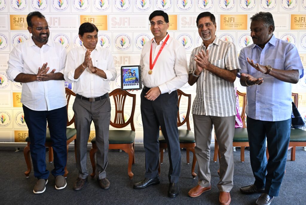 Viswanathan Anand digitally releases a 44-page ebook on him at a glittering function in Chennai as (from left) SJFI Secretary V. Ramesh, President Saraju Chakraborty, former India cricket captain K. Srikkanth and 1980 Olympic gold winning hockey team captain, V. Baskaran, applaud. (Picture: SJFI)